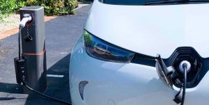 Duku-Electric-Charger in street in use