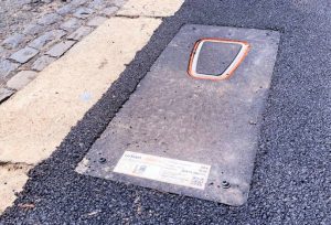 Duku-Electric-Charger in street down